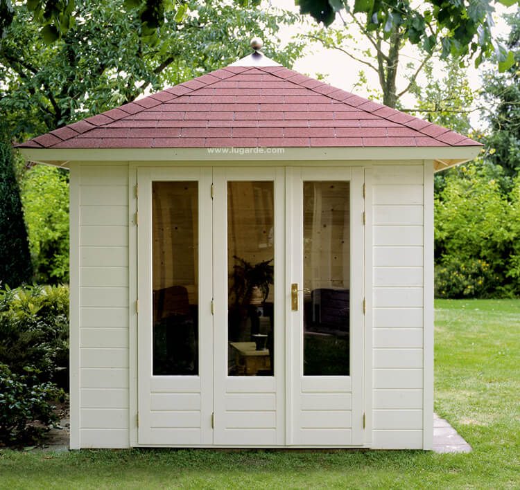 Lugarde Summerhouse P46 is a classic summerhouse with a square shape and a pyramid roof. The double folding door creates an airy and bright atmosphere.